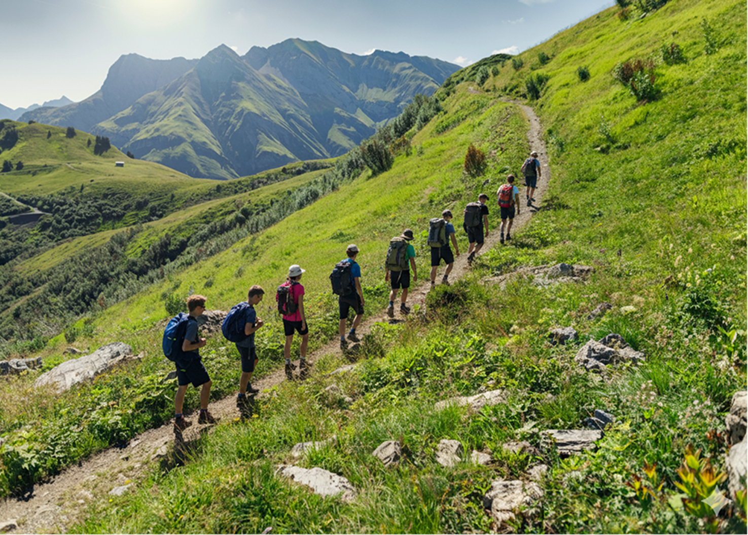 Grupo de personas caminando en una montaña