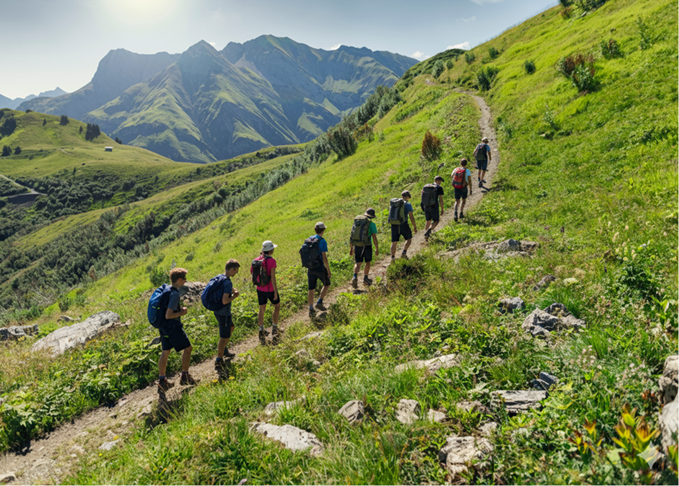 Grupo de personas caminando en una montaña
